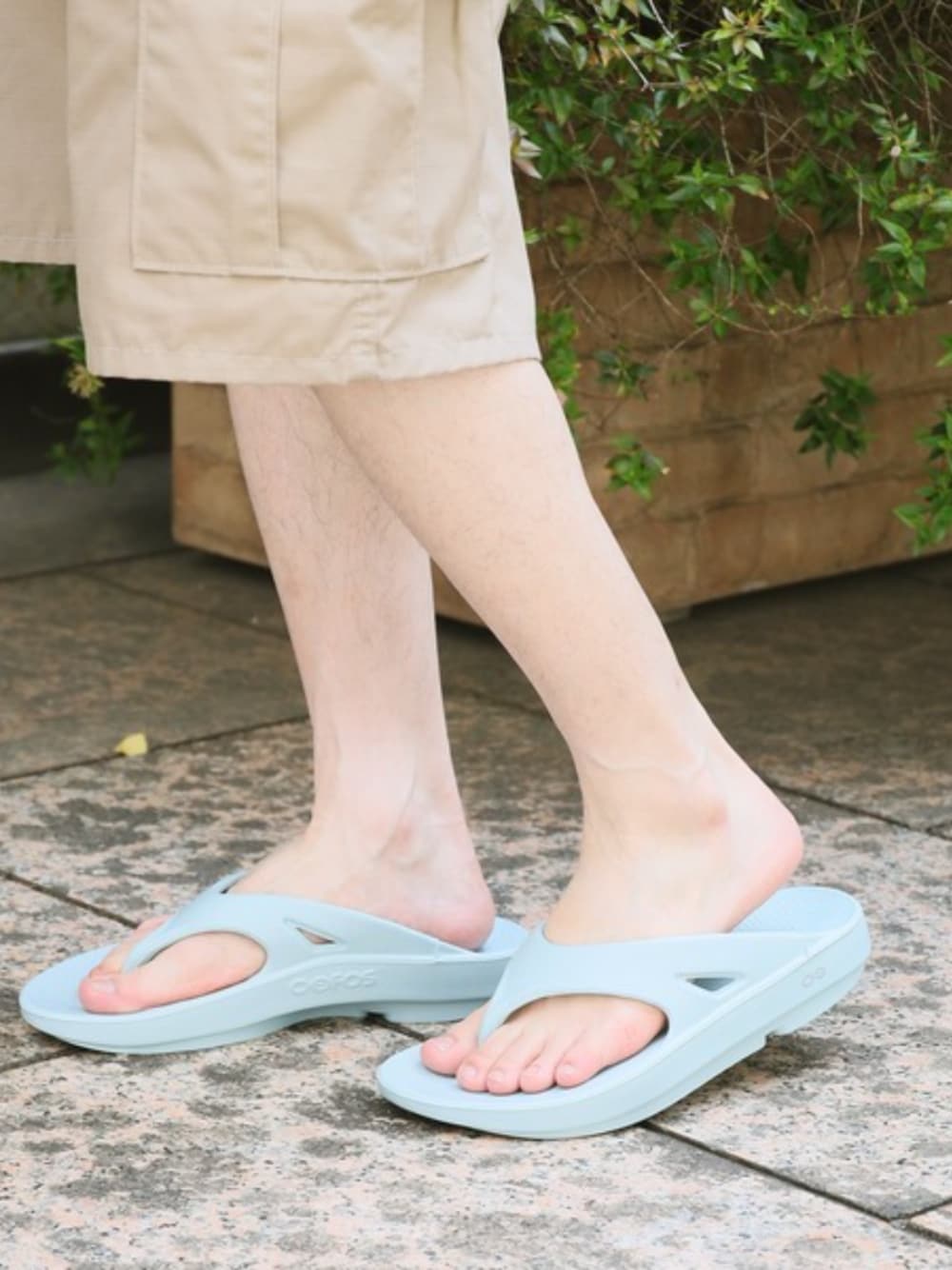 ホワイト系のTシャツ/カットソー、グリーン系のサンダル、ベージュ系のその他パンツを着用したメンズの夏コーディネートの1枚目の写真