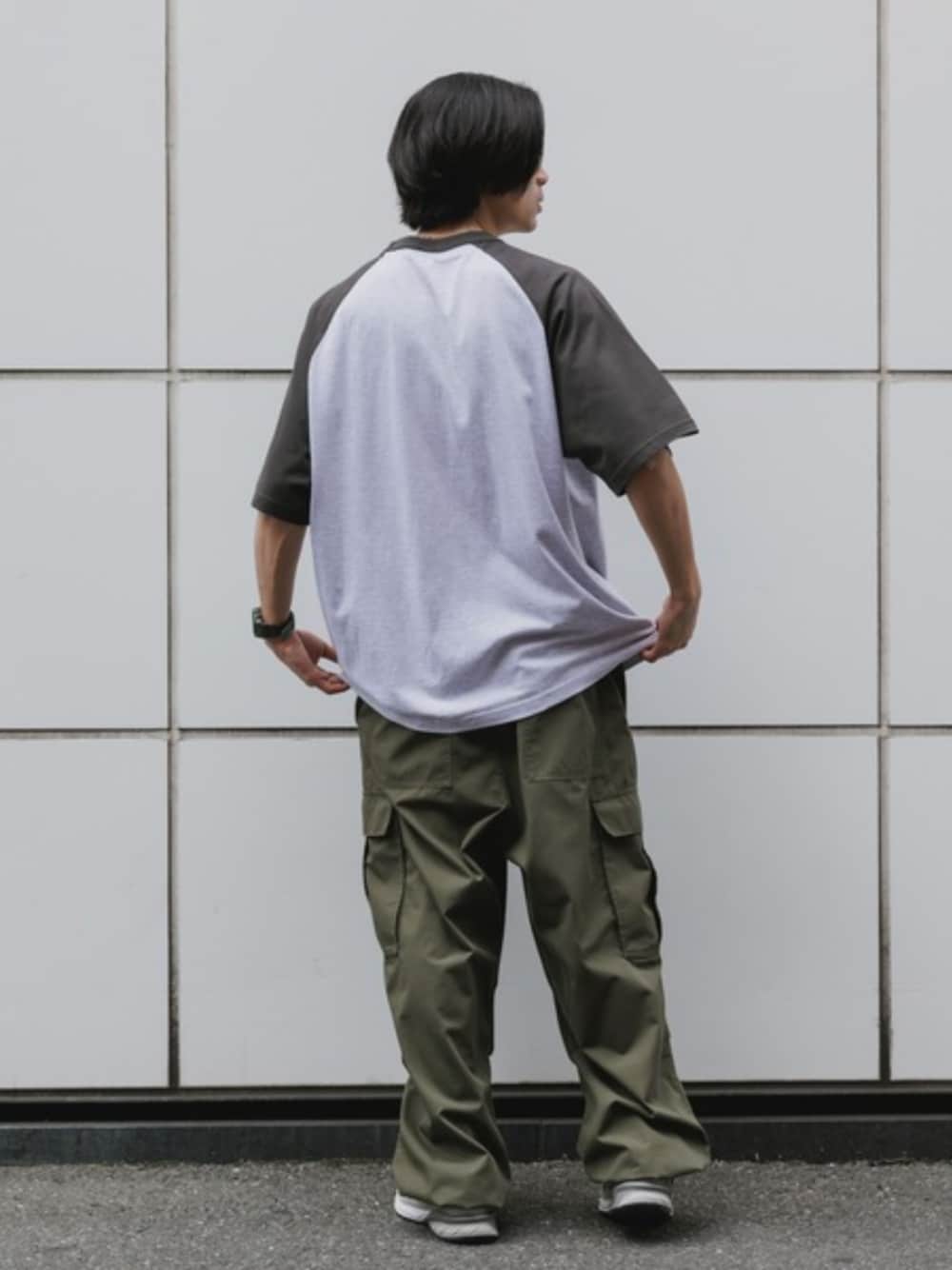 グリーン系のカーゴパンツ、ブラック系のTシャツ/カットソーを着用したメンズの夏コーディネートの1枚目の写真