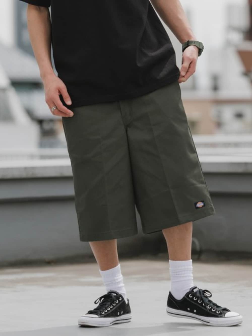グリーン系のチノパンツ、ホワイト系のタンクトップ、ブラック系のTシャツ/カットソーを着用したメンズの夏コーディネートの1枚目の写真