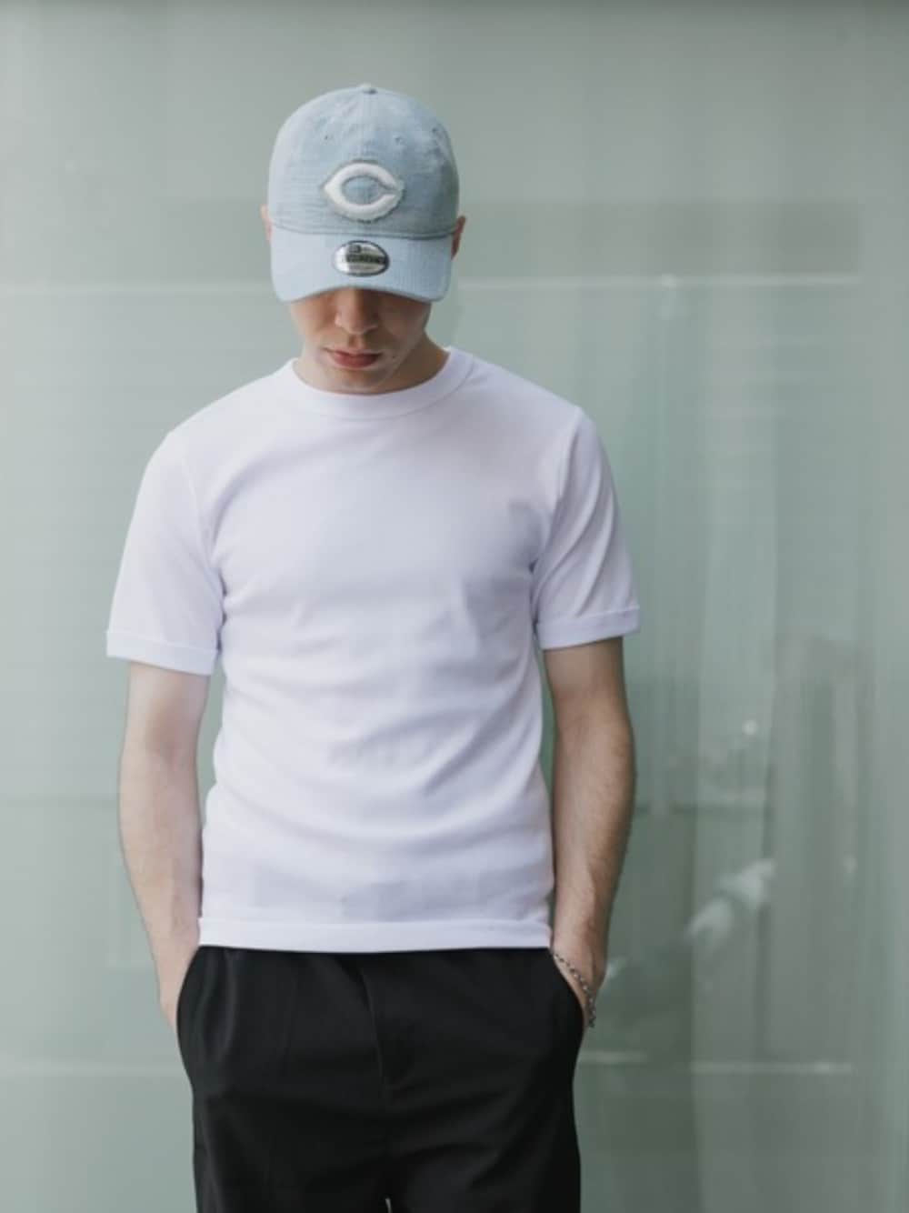 ホワイト系のタンクトップ、ホワイト系のTシャツ/カットソー、ブルー系のキャップを着用したメンズの夏コーディネートの1枚目の写真
