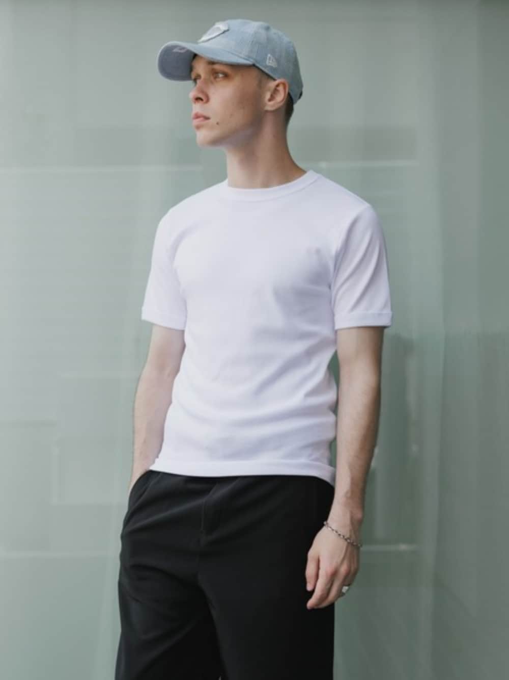 ホワイト系のタンクトップ、ホワイト系のTシャツ/カットソー、ブルー系のキャップを着用したメンズの夏コーディネートの1枚目の写真