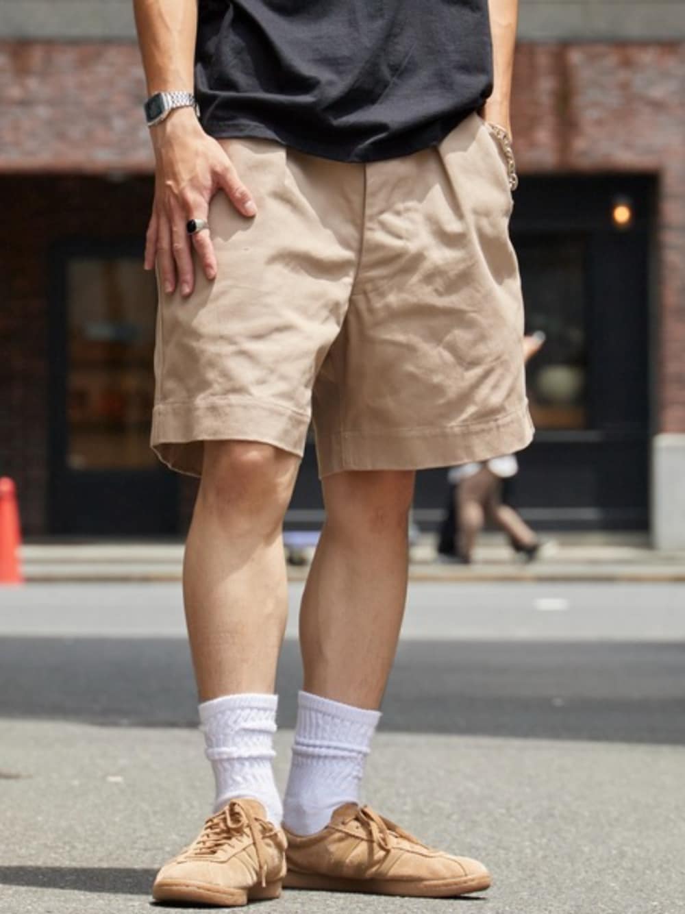 ブラウン系のスニーカー、ブラック系のTシャツ/カットソー、グリーン系のチノパンツを着用したメンズの夏コーディネートの1枚目の写真