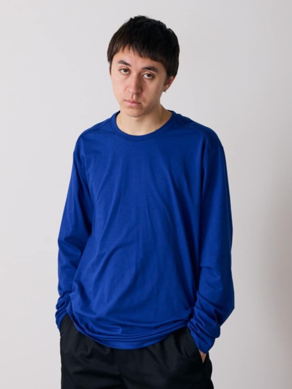 ホワイト系のタンクトップ、ブルー系のTシャツ/カットソー、ブラック系のチノパンツを着用したメンズの夏コーディネートの1枚目の写真