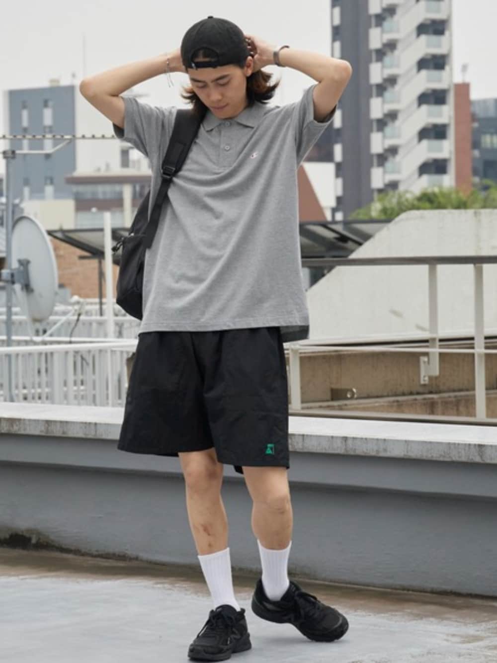 ホワイト系のタンクトップ、ブラック系のその他パンツ、グレー系のポロシャツを着用したメンズの夏コーディネートの1枚目の写真