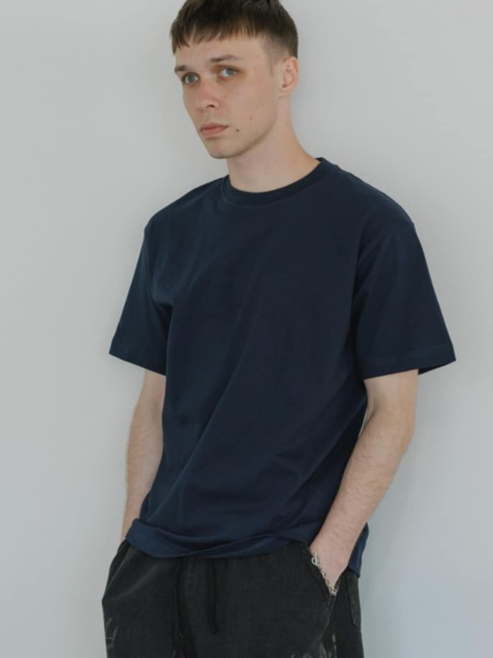ホワイト系のタンクトップ、ブルー系のTシャツ/カットソーを着用したメンズの夏コーディネートの1枚目の写真
