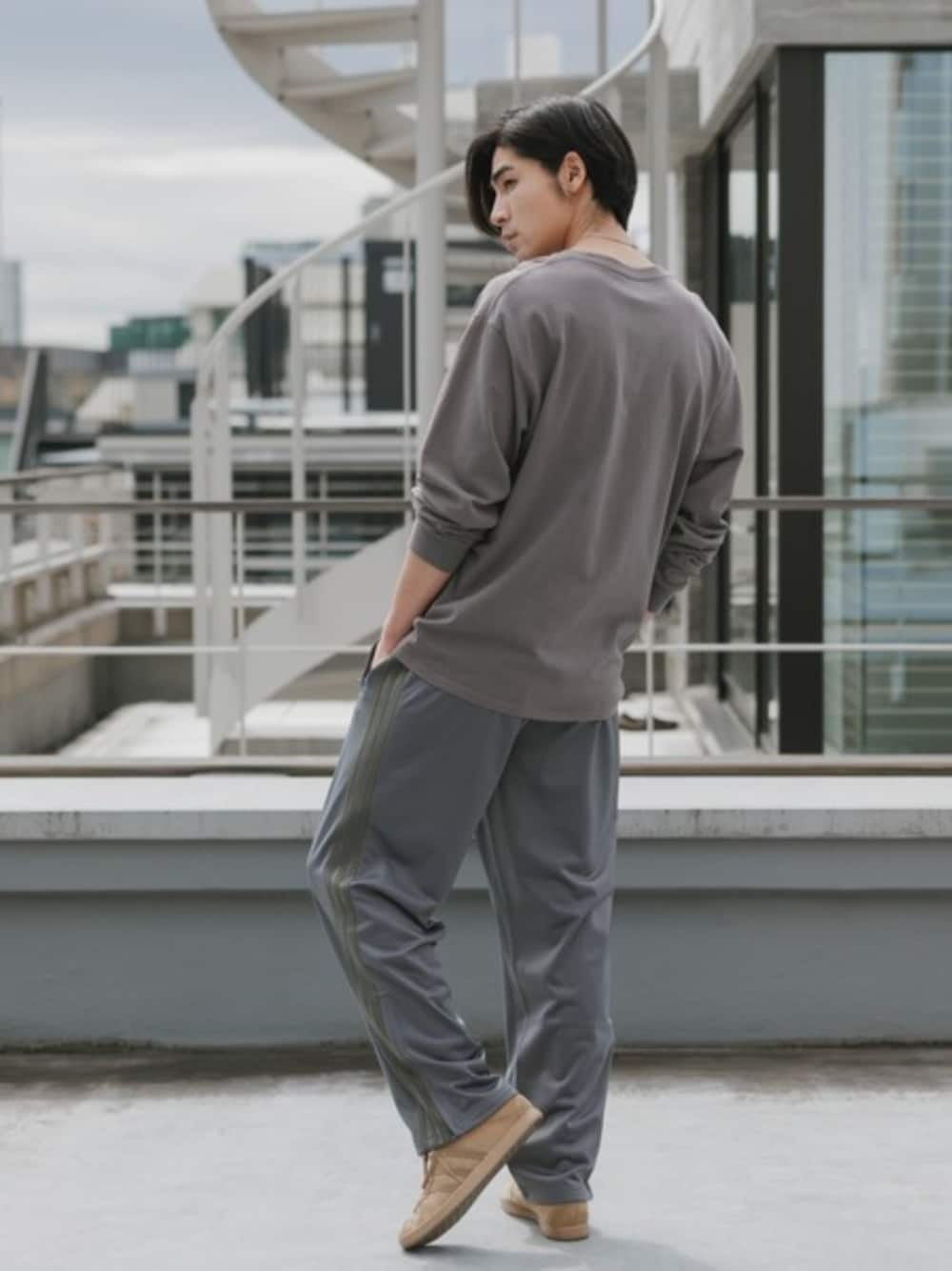 グレー系のスウェットパンツ、ブラウン系のスニーカー、グレー系のTシャツ/カットソーを着用した夏コーディネートの1枚目の写真