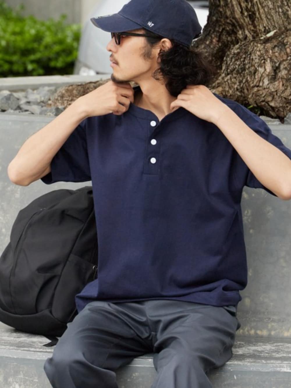 ブルー系のTシャツ/カットソー、グレー系のチノパンツを着用したメンズの夏コーディネートの1枚目の写真