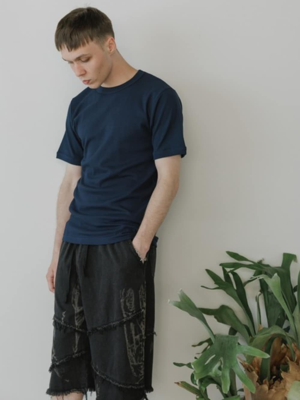 ホワイト系のタンクトップ、ブルー系のTシャツ/カットソーを着用したメンズの夏コーディネートの1枚目の写真