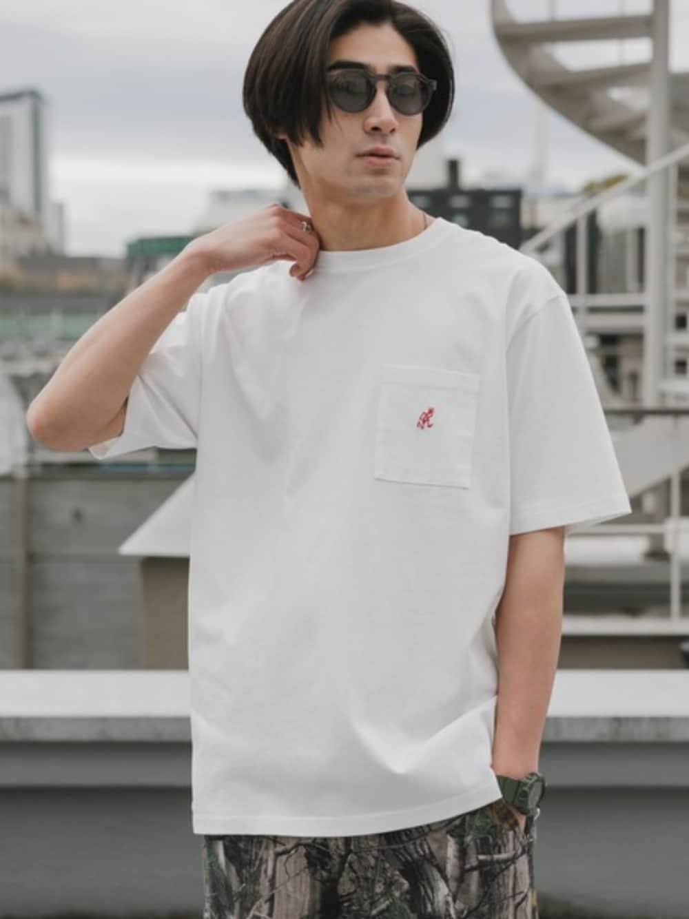 ブラック系のタンクトップ、ホワイト系のTシャツ/カットソーを着用したメンズの夏コーディネートの1枚目の写真