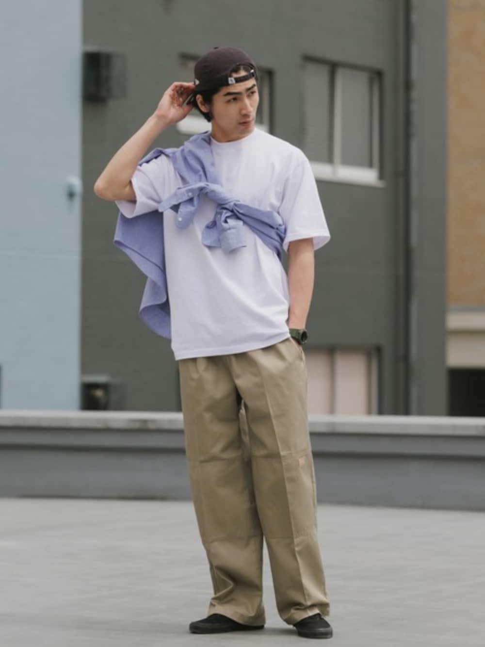 ブルー系のシャツ/ブラウス、ホワイト系のTシャツ/カットソー、グリーン系のチノパンツを着用したメンズの夏コーディネートの1枚目の写真