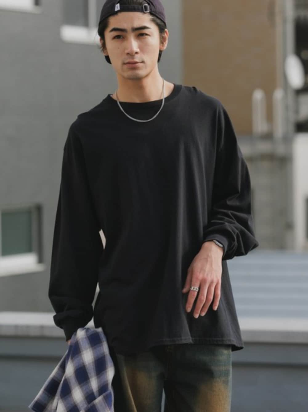ブラック系のTシャツ/カットソーを着用したメンズの夏コーディネートの1枚目の写真