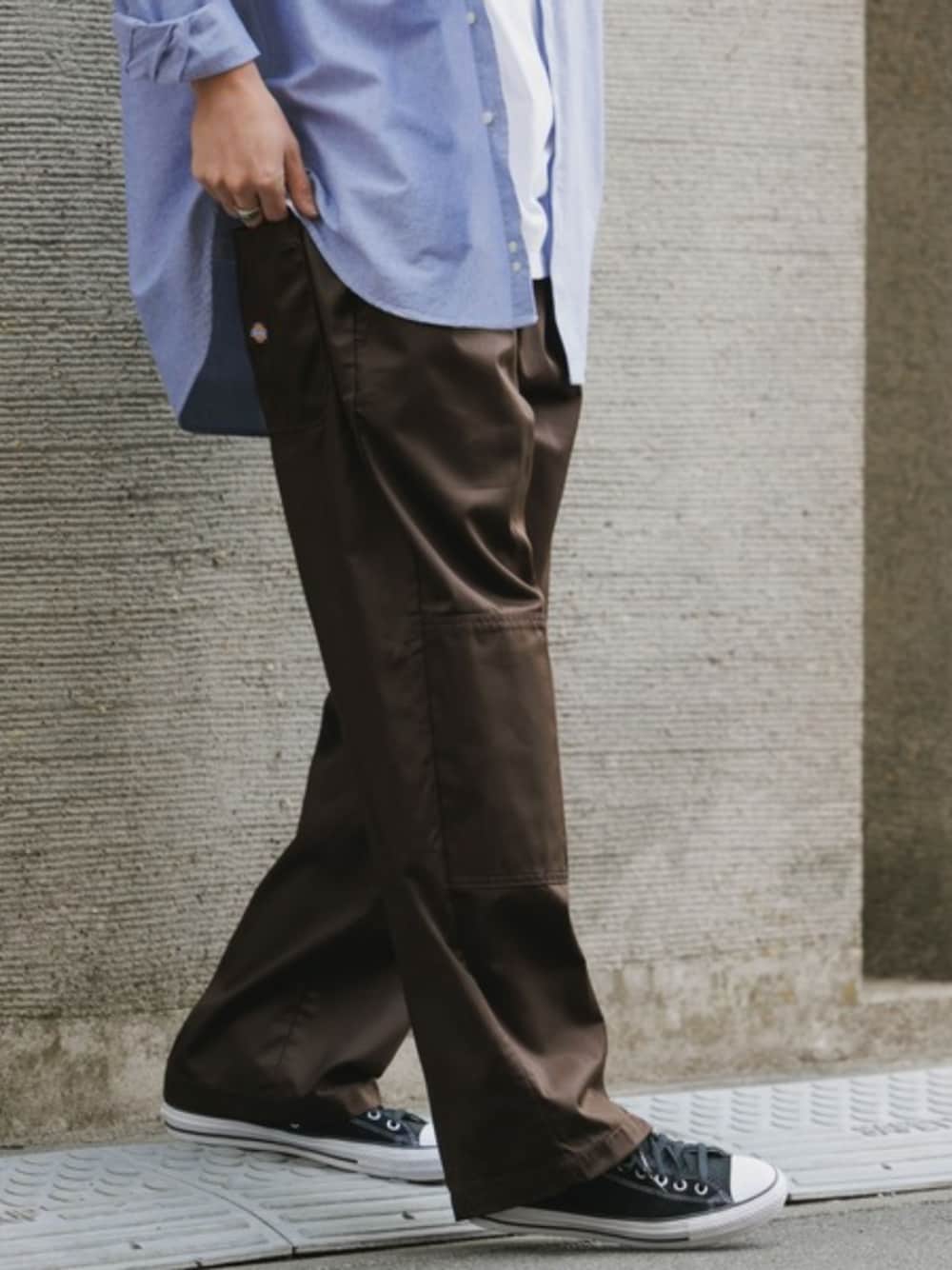 ブラウン系のチノパンツ、ブルー系のシャツ/ブラウス、ホワイト系のTシャツ/カットソーを着用したメンズの夏コーディネートの1枚目の写真