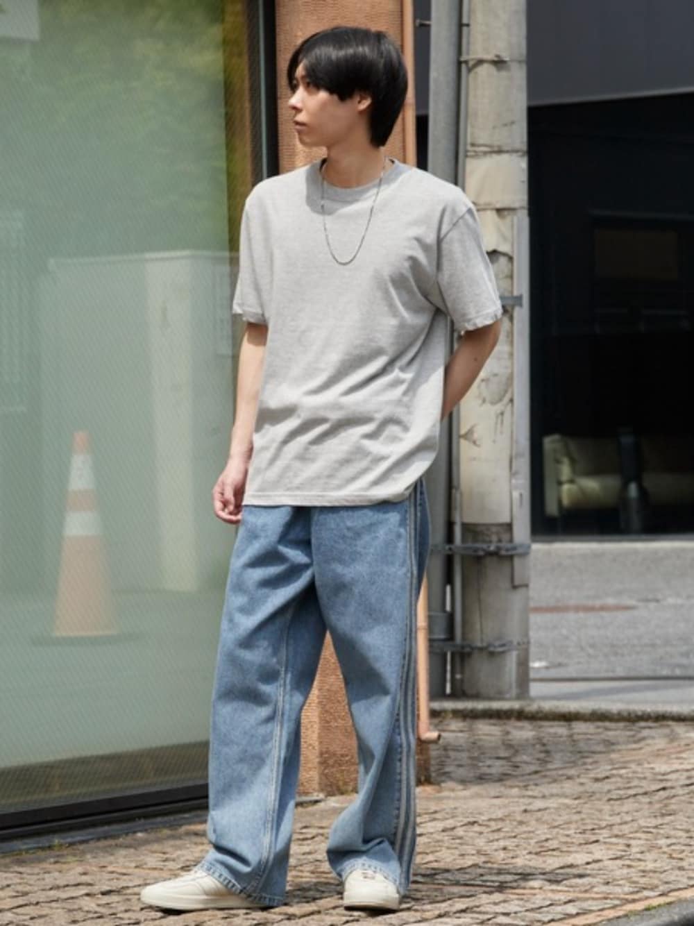 グレー系のTシャツ/カットソー、ブルー系のデニムパンツ、ホワイト系のソックス/靴下を着用したメンズの夏コーディネートの1枚目の写真