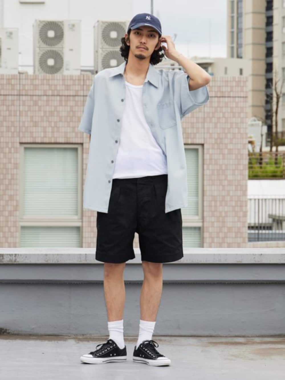 ホワイト系のタンクトップ、ブラック系のチノパンツ、ホワイト系のソックス/靴下を着用したメンズの夏コーディネートの1枚目の写真