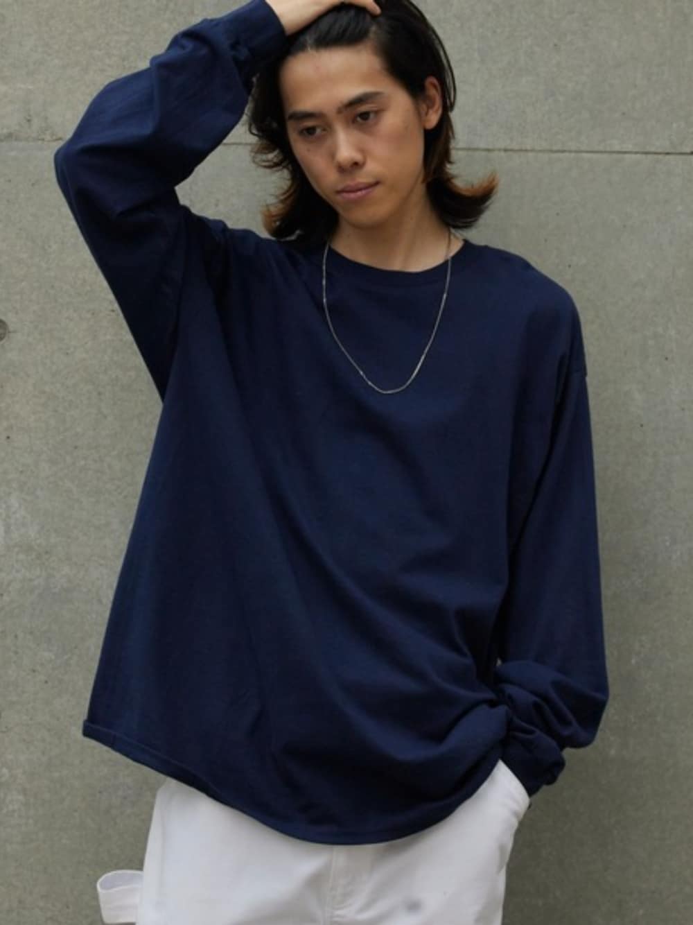 ブルー系のTシャツ/カットソーを着用したメンズの夏コーディネートの1枚目の写真