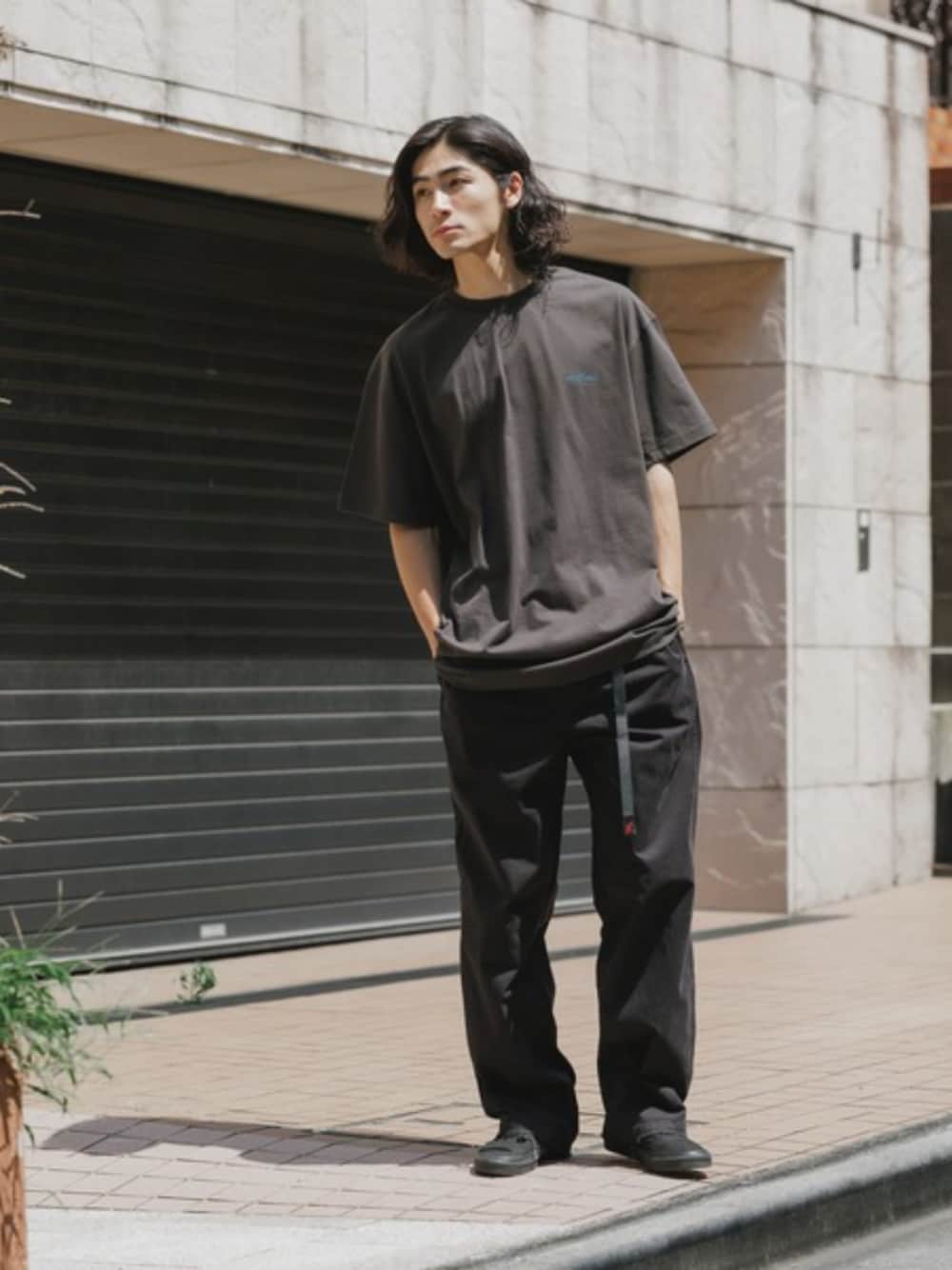 ホワイト系のタンクトップ、ブラック系のチノパンツ、ブラック系のTシャツ/カットソーを着用したメンズの夏コーディネートの1枚目の写真