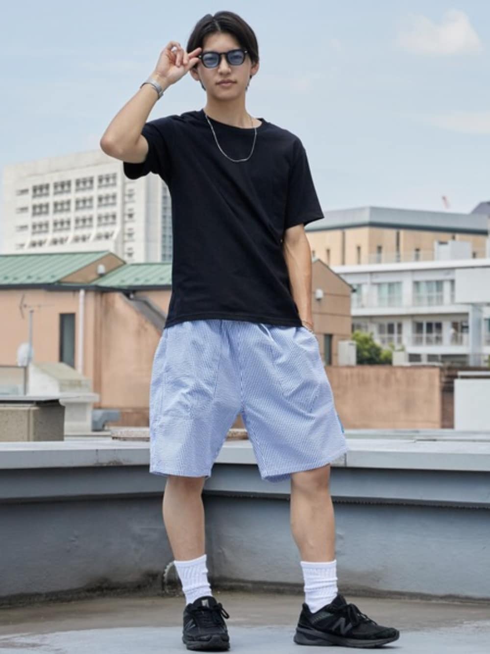 ブラック系のTシャツ/カットソー、その他のその他パンツ、ホワイト系のソックス/靴下を着用したメンズの夏コーディネートの1枚目の写真