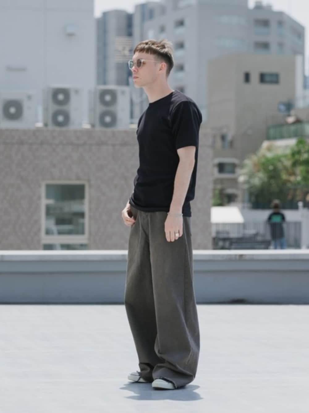 ホワイト系のタンクトップ、ブラック系のTシャツ/カットソー、ホワイト系のソックス/靴下を着用したメンズの夏コーディネートの1枚目の写真