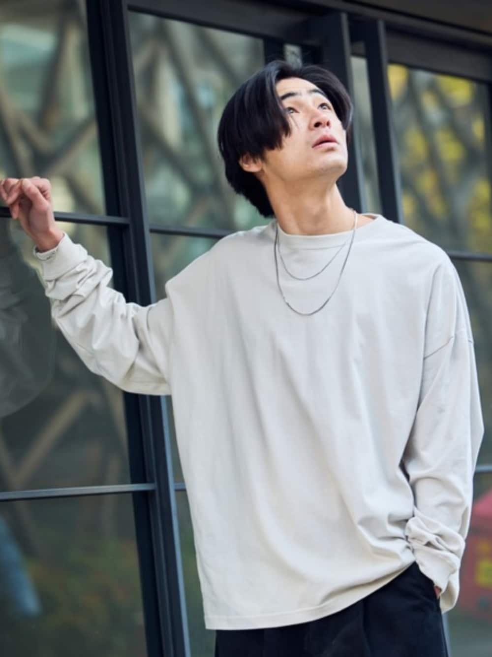 ブラック系のチノパンツ、ホワイト系のTシャツ/カットソー、ブラック系のサンダルを着用したメンズの秋コーディネートの1枚目の写真
