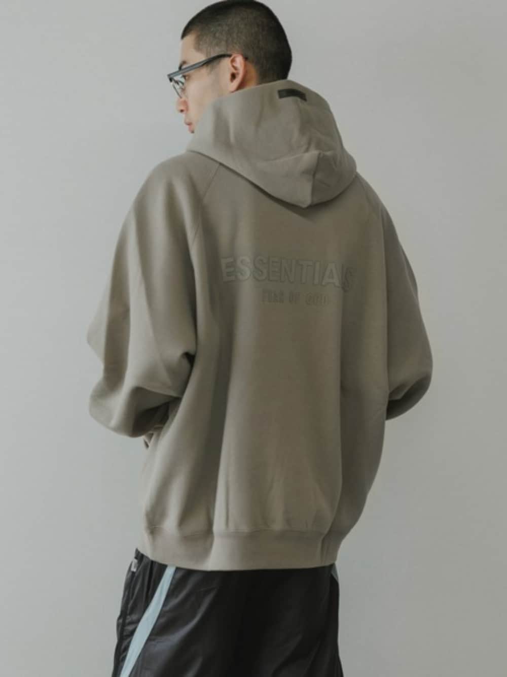 ブラック系のTシャツ/カットソー、グリーン系のパーカーを着用したメンズの夏コーディネートの1枚目の写真