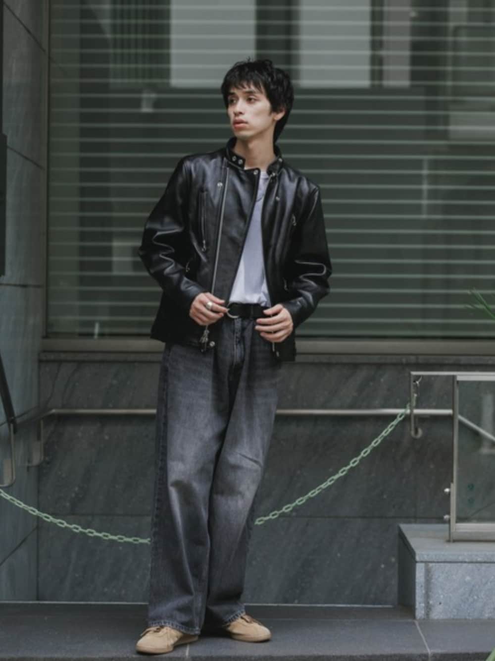 ホワイト系のTシャツ/カットソー、ブラック系のライダースジャケットを着用したメンズの秋コーディネートの1枚目の写真
