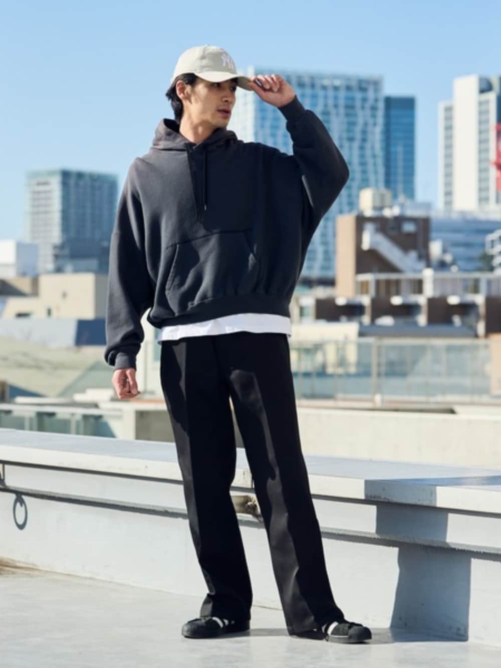 ホワイト系のTシャツ/カットソー、ブラック系のチノパンツ、ホワイト系のソックス/靴下を着用したメンズの夏コーディネートの1枚目の写真