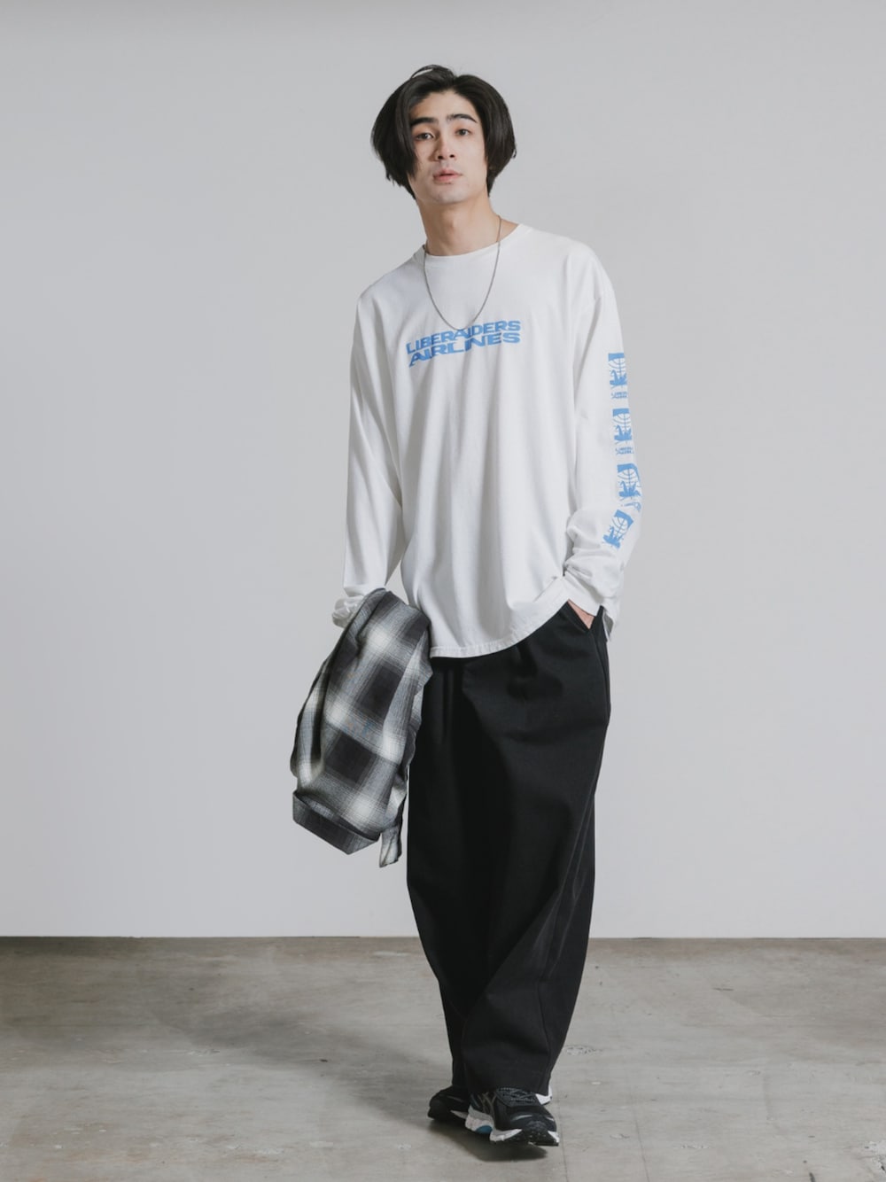 ホワイト系のTシャツ/カットソー、ブラック系のシャツ/ブラウスを着用したメンズの春コーディネートの1枚目の写真