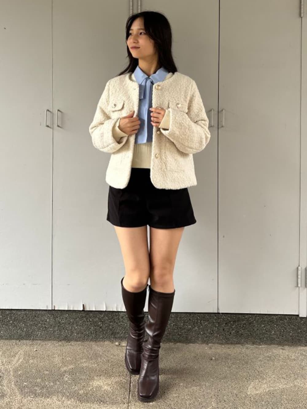 ホワイト系のノーカラージャケット、ホワイト系のニット/セーターを着用したレディースの秋コーディネートの1枚目の写真