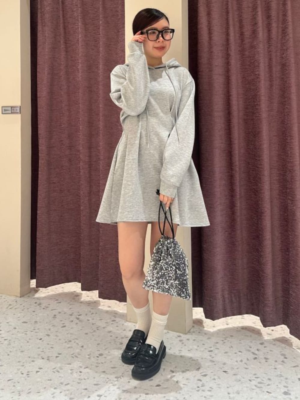 グレー系のワンピースを着用したレディースの春コーディネートの1枚目の写真