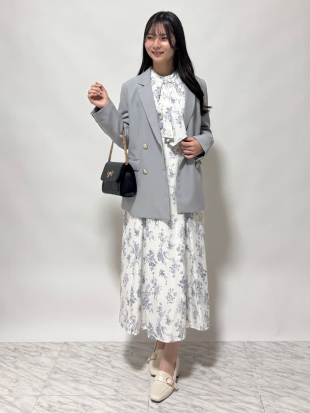 テーラードジャケット（グレー系）を使った「花柄ワンピース」の人気 