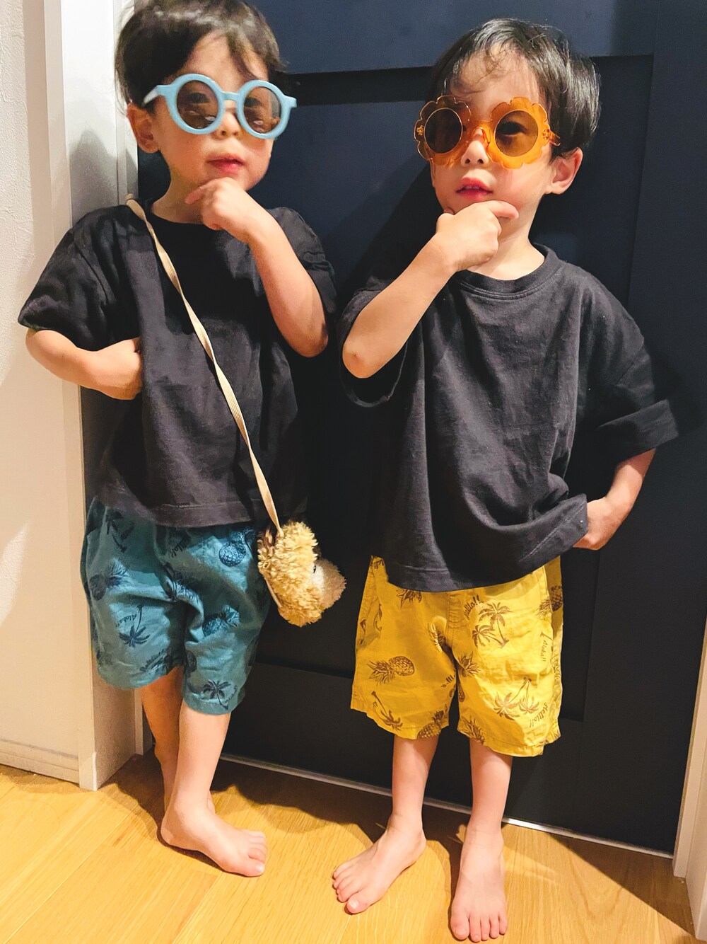 「ショートパンツ、夏コーデ、キッズファッション、双子コーデ、リンクコーデ、休日スタイル、男の子コーデ」｜「UNIQLOのアイテム（Tシャツ/カットソー、ブラック系）」を使った、coco＊*。さん（キッズ・90cm）の夏コーディネートの1枚目の写真