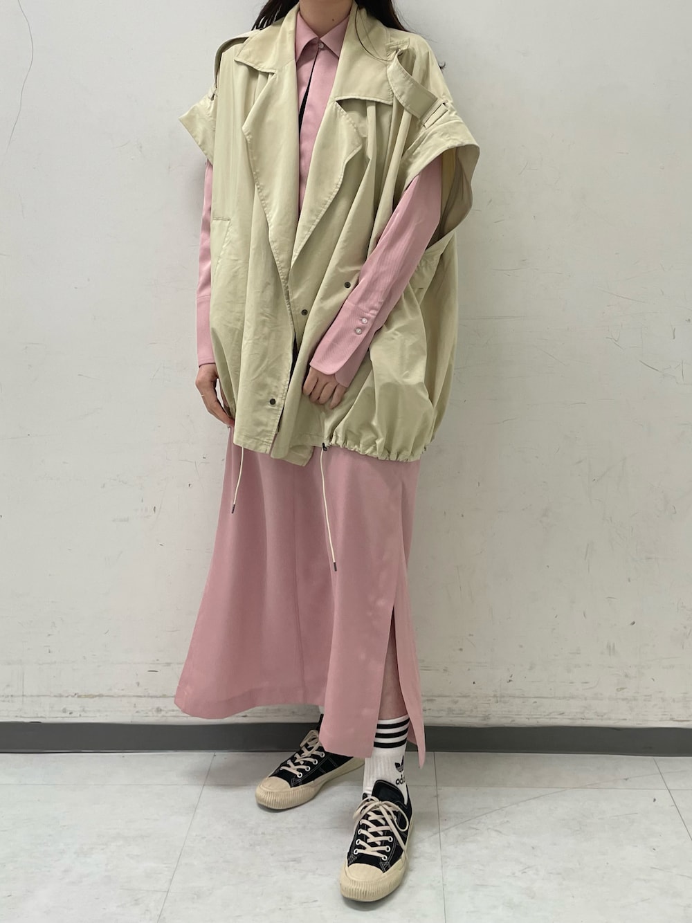「春服、お出かけコーデ、シンプルコーデ、おしゃれさんと繋がりたい、高身長コーデ、スニーカーコーデ、スニーカー、コンバース」｜「CONVERSEのアイテム（スニーカー、ブラック系）」を使った、k_yuさん（レディース・170cm）の春コーディネートの1枚目の写真