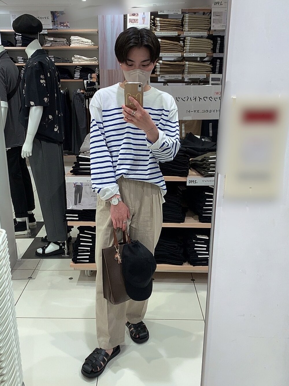 ホワイト系のTシャツ/カットソー、グレー系のその他パンツ、ブラック系のサンダルを着用したメンズの夏コーディネートの1枚目の写真