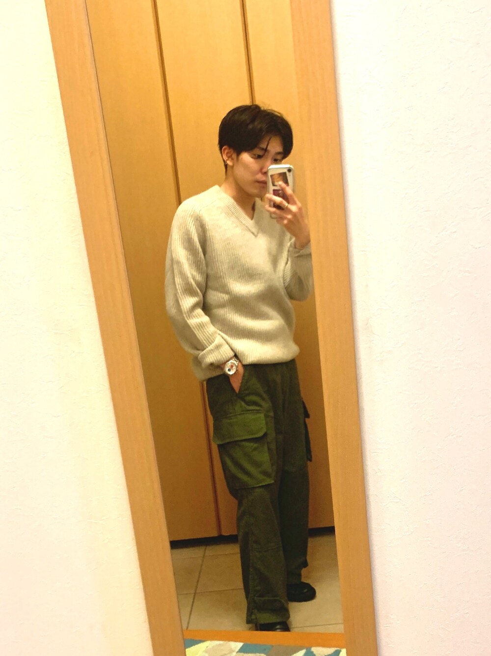 ベージュ系のニット/セーター、グリーン系のカーゴパンツ、シルバー系のアナログ腕時計を着用したメンズの秋コーディネートの1枚目の写真