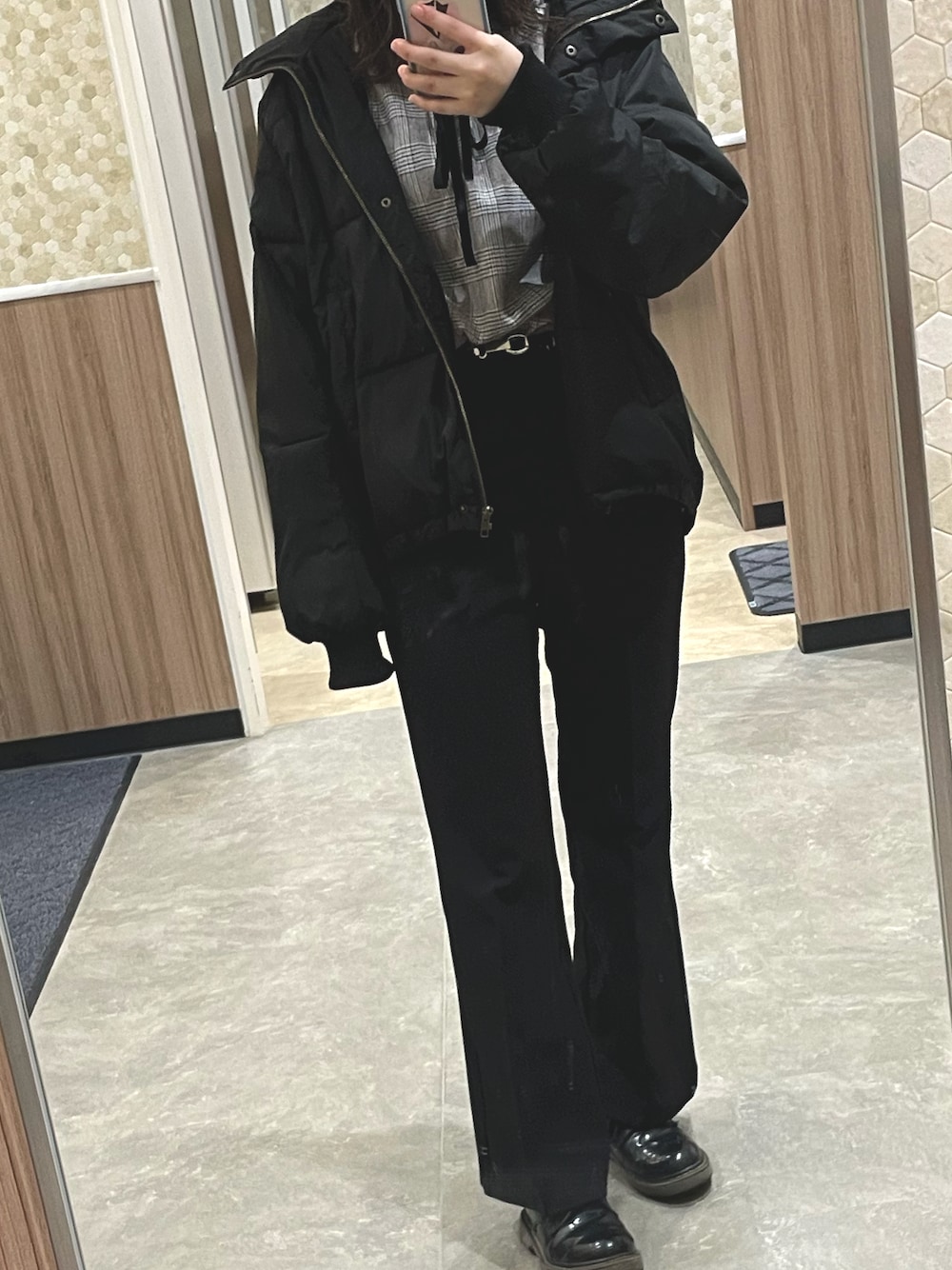 「いいね、save、フォローお願いします🤑、おしゃれさんと繋がりたい、オトナカジュアル、低身長コーデ、プチプラ、パンツコーデ、ブラックコーデ、ミニバッグ、シンプル、ootd」｜「UNE MANSIONの[Original]ハイウエストブーツカットセンタープレススラックス_ 短いバージョン（スラックス、ブラック系）」を使った、盛り塩ねぇさんさん（レディース・154cm）の冬コーディネートの1枚目の写真