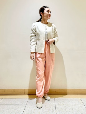 「サテンパンツ」｜「アイテム（ピンク系）」を使った、INDIVI(SHOP STAFF)さん（レディース・160cm）の冬コーディネート