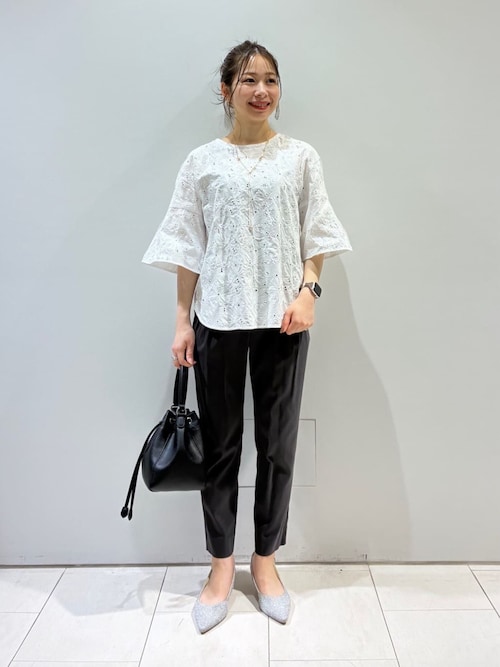 春SALE！【洗える】フラワーカット刺繍フレアスリーブブラウス