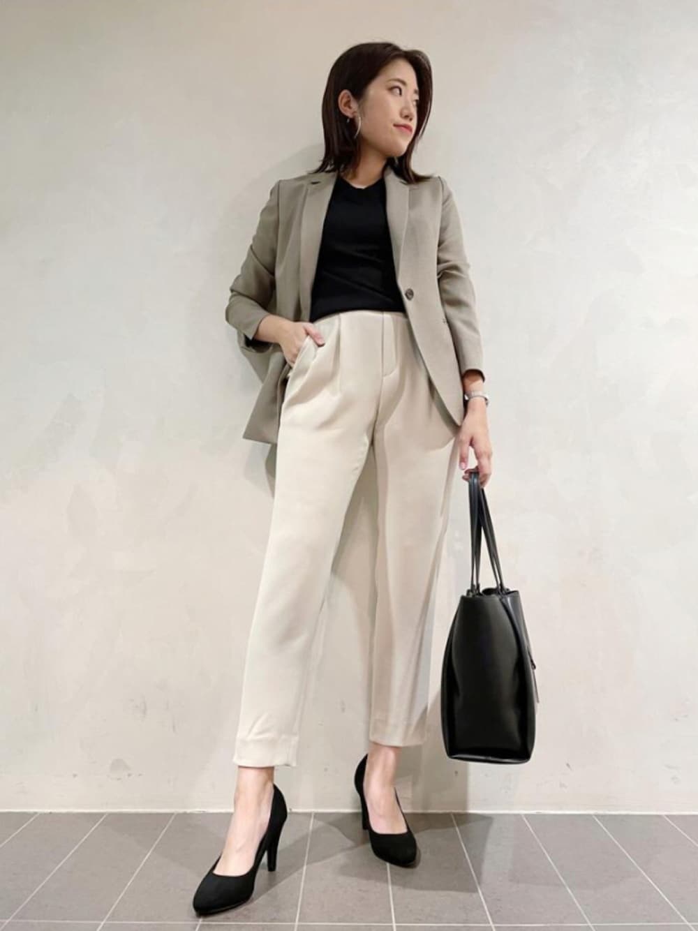 「パンツ、ベージュ、パンツスタイル、お仕事スタイル、お仕事コーデ」｜「INDIVIの【褒められパンツ/洗える】STYLE UP PANTS タックテーパード（その他パンツ、パープル系）」を使った、INDIVI(SHOP STAFF)さん（レディース・164cm）の秋コーディネートの1枚目の写真