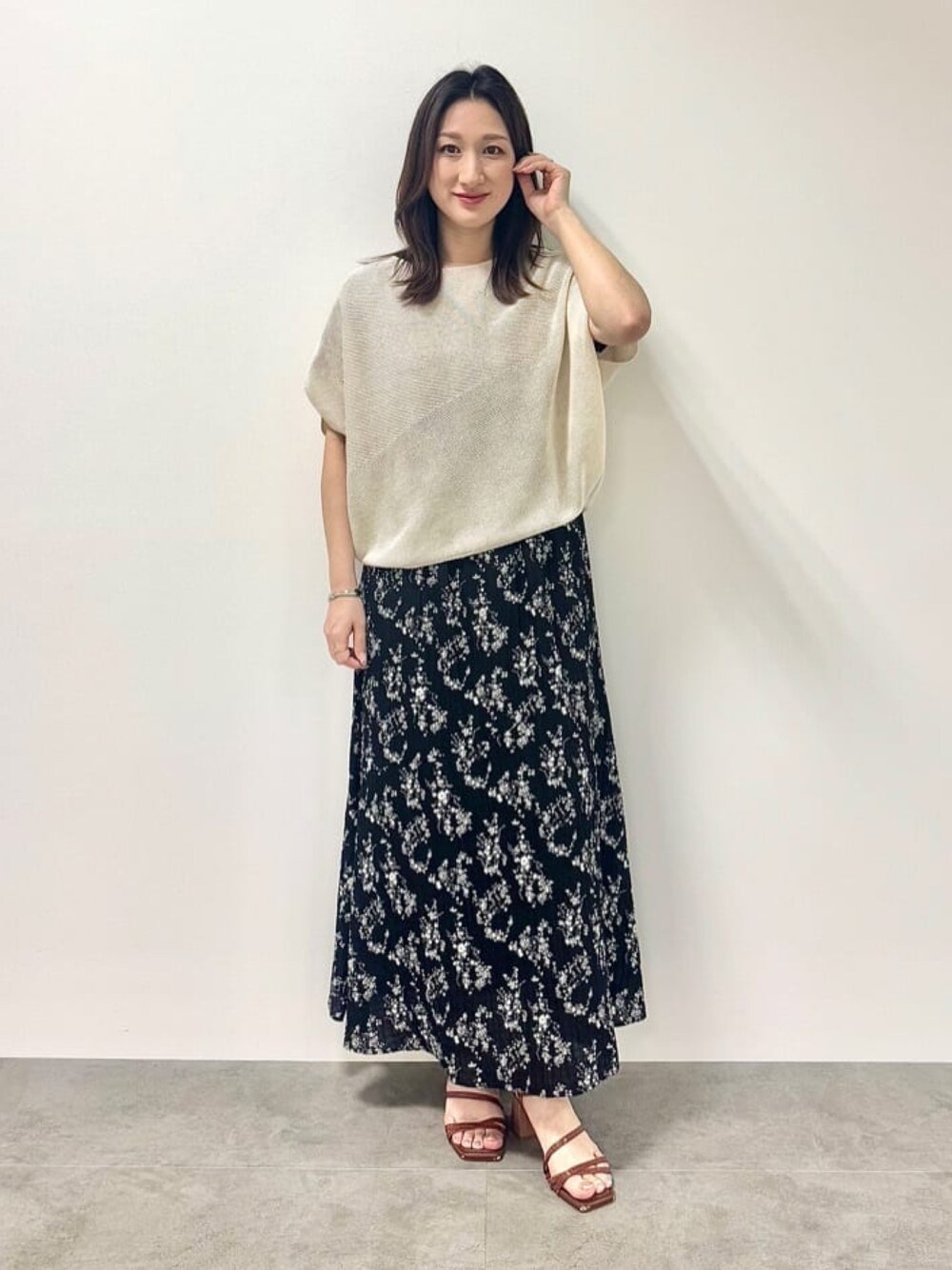 ベージュ系のニット/セーター、ブラック系のワンピース、その他のその他を着用したレディースの夏コーディネートの1枚目の写真