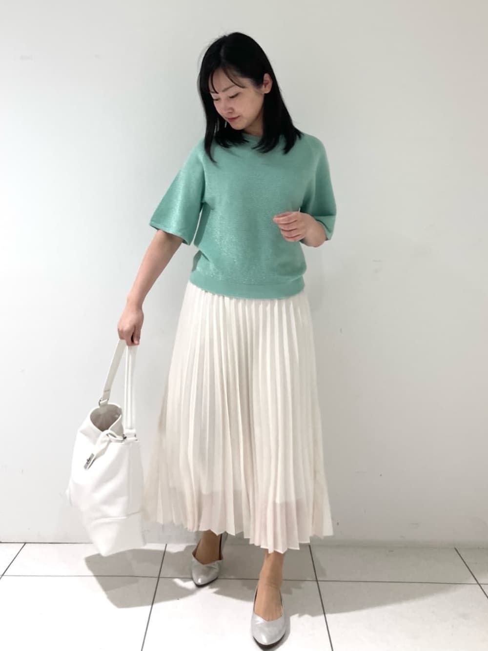 「春コーデ、低身長コーデ、春ニット、プリーツスカート、着回しコーデ、ママコーデ、休日スタイル、通勤コーデ、オフィスカジュアル、お仕事コーデ、シンプルコーデ、学校行事、INDIVI、インディヴィ、お出かけコーデ」｜「INDIVIの【上品ラメ素材】フレアスリーブニット（ニット/セーター、グリーン系）」を使った、INDIVI(SHOP STAFF)さん（骨格ウェーブ・レディース・166cm）の春コーディネートの1枚目の写真