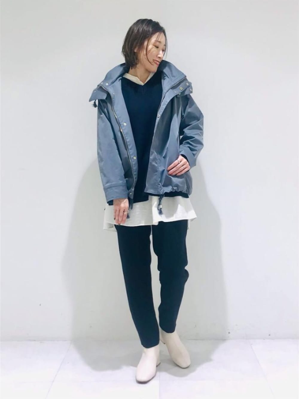 ベージュ系のシャツ/ブラウス、パープル系のその他パンツ、ブルー系のその他アウターを着用したレディースの秋コーディネートの1枚目の写真