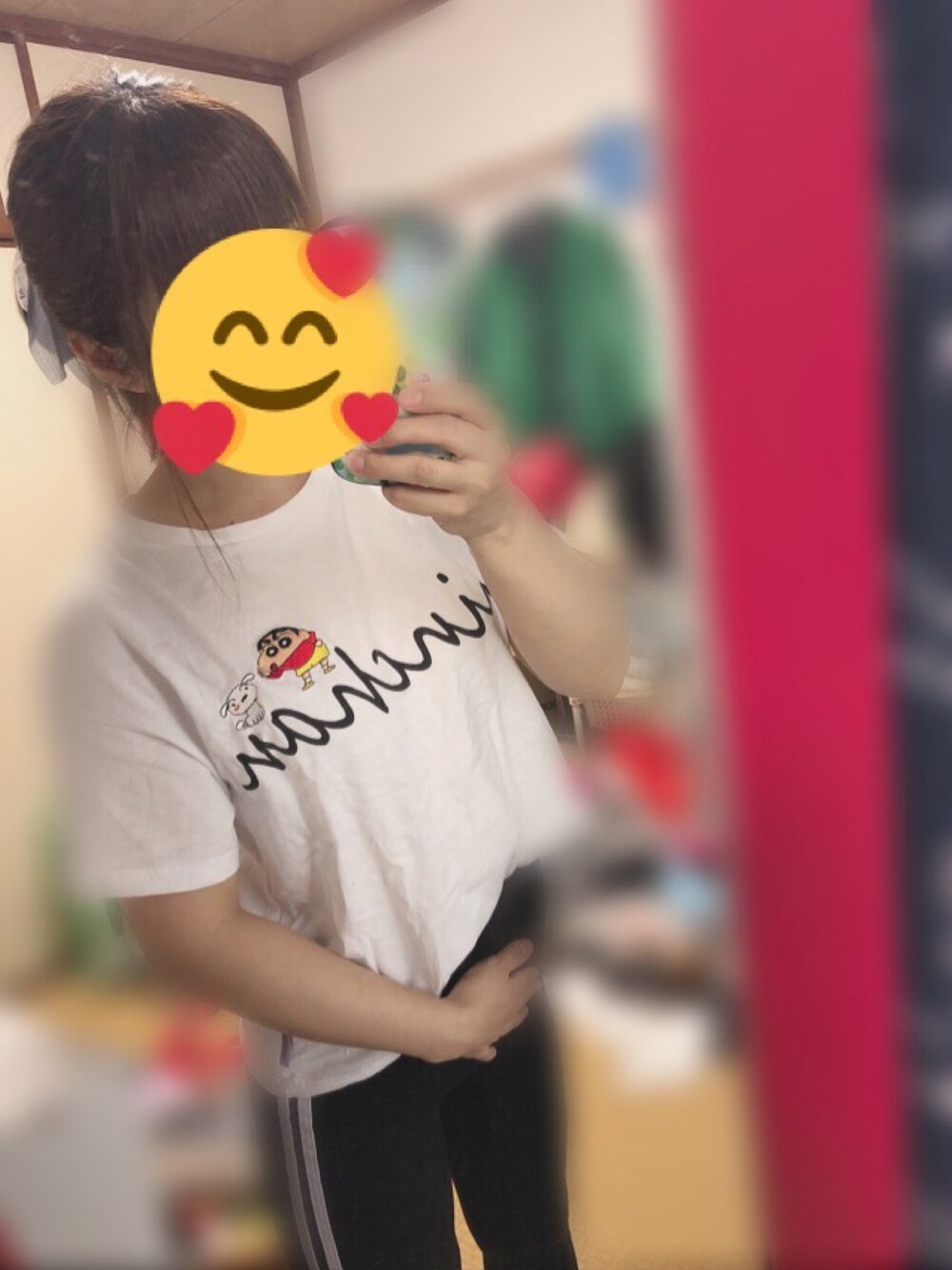 「白Tシャツ、クレヨンしんちゃん、ラインパンツ、ヘアアクセ」｜「クレヨンしんちゃんのアイテム（トップス、ホワイト系）」を使った、アラレちゃんさん（レディース・145cm）の夏コーディネートの1枚目の写真