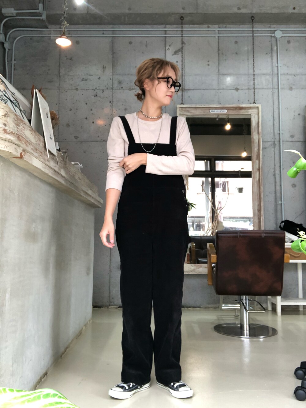 「サロペット、コーデュロイ、クロブチメガネ、秋コーデ」｜「URBAN RESEARCHのアイテム（オールインワン・サロペット、ブラック系）」を使った、epooooさん（レディース・162cm）の秋コーディネートの1枚目の写真