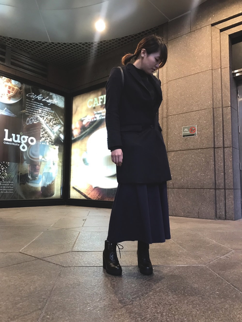 「秋冬コーデ、冬コーデ、チェスターコート、大人カジュアル、ブーツ、ロングスカート、ダークカラー、低身長、台湾」｜「Bershkaのアイテム（ブーツ、ブラック系）」を使った、Tora Liさん（レディース・158cm）の冬コーディネートの1枚目の写真