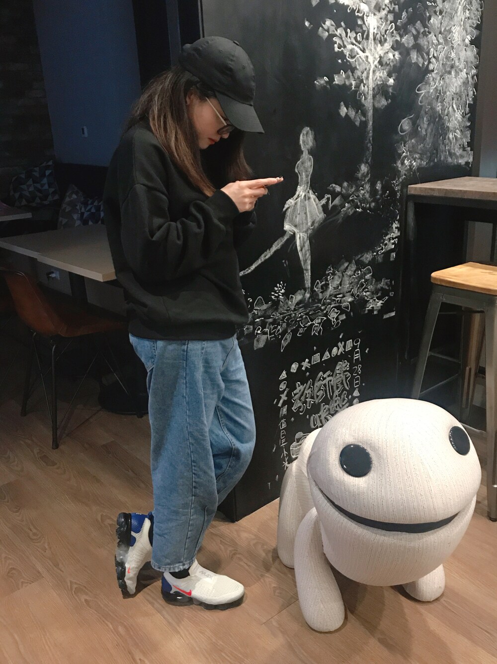 「秋コーデ、秋冬コーデ、休日スタイル、カジュアル、シンプルコーデ、デニムパンツ、チャンピオン、NIKE、帽子、台湾」｜「NIKEのVaporMax Flyknit Moc2 iD（スニーカー、ホワイト系）」を使った、Tora Liさん（レディース・158cm）の秋コーディネートの1枚目の写真