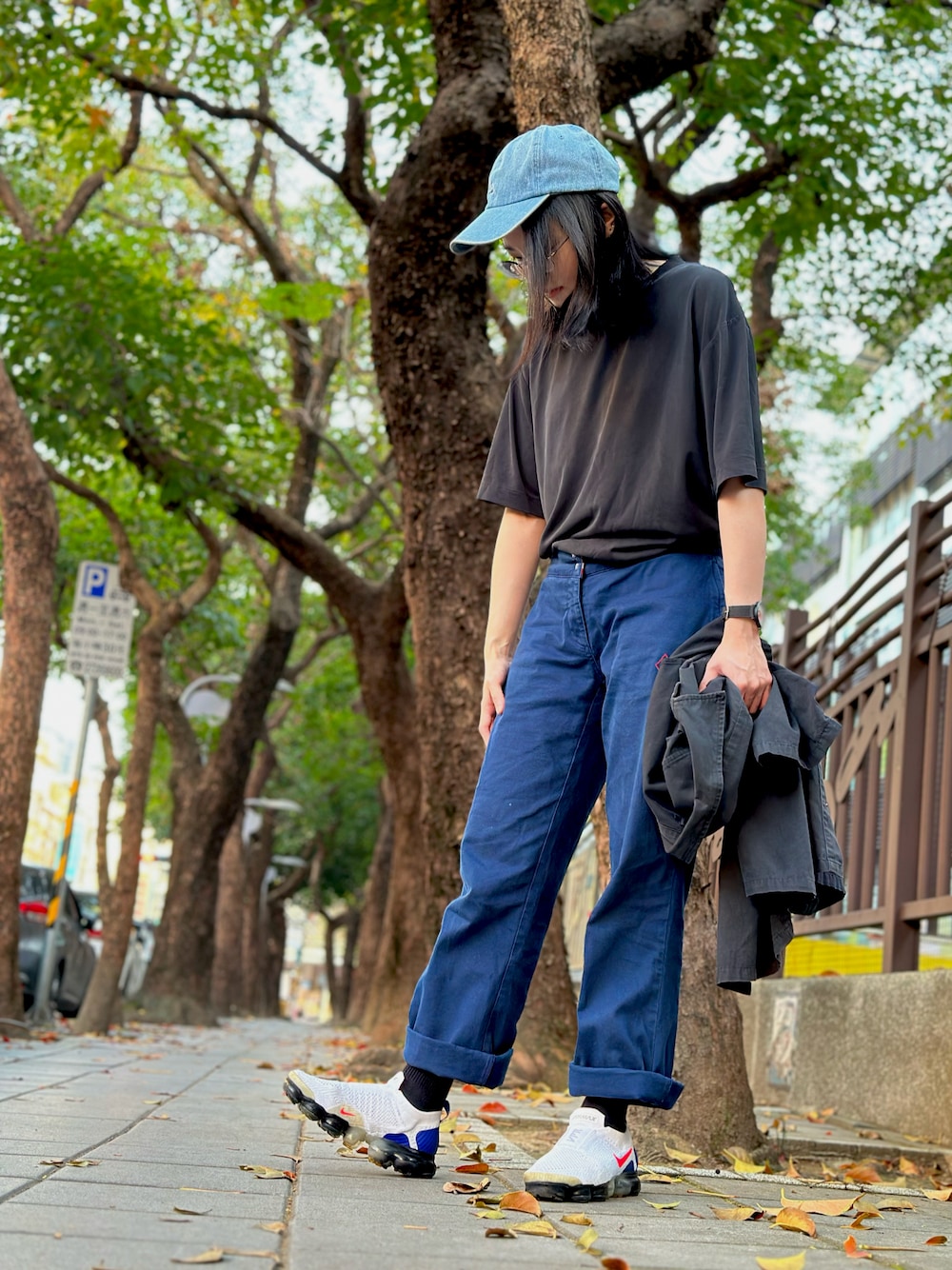 「お出かけコーデ、休日スタイル、低身長女子、スニーカー女子、カジュアル、春コート、春夏コーデ、パンツスタイル、着回しコーデ、adidas、NIKE、台湾、いいね、save、フォローお願いします🤑、summer」｜「adidas Originalsのアイテム（チノパンツ、ブルー系）」を使った、Tora Liさん（レディース・158cm）の冬コーディネートの1枚目の写真