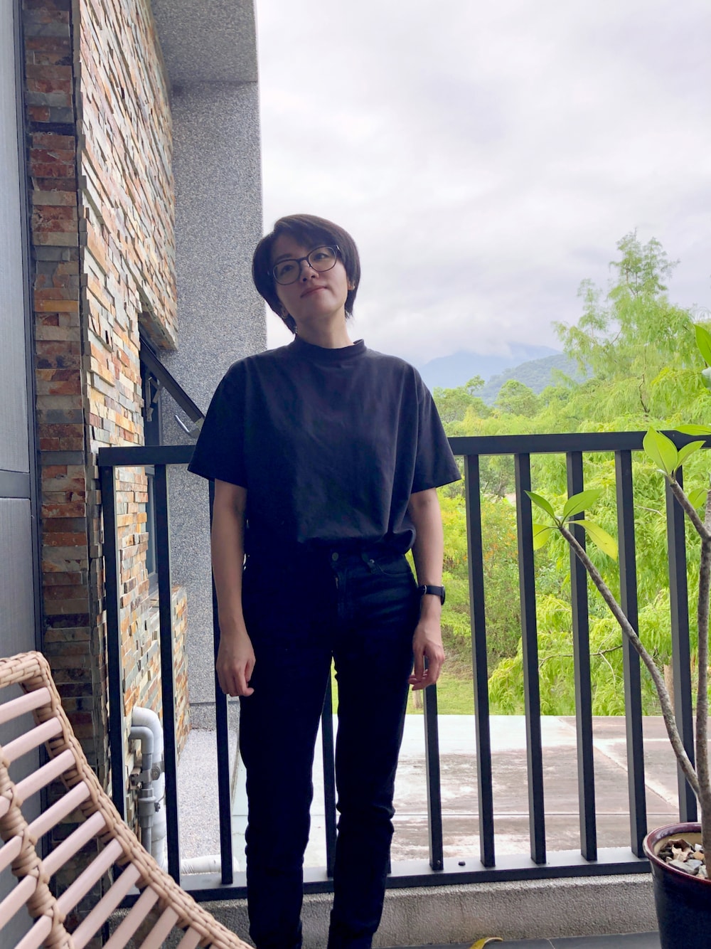 「UNIQLO、今日のコーデ、春コーデ、春夏コーデ、低身長コーデ、メガネ女子、ストリートコーデ、ダークカラー、ブラック、黒、黒コーデ、ハイネック、デニムパンツ、台湾」｜「OWNDAYSのアイテム（メガネ、ブラック系）」を使った、Tora Liさん（レディース・158cm）の冬コーディネートの1枚目の写真