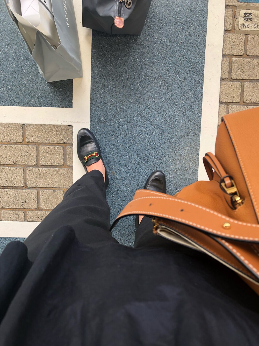 「休日スタイル、真っ黒コーデ、ブラック、パンツスタイル、GUCCI、LOEWE」｜「GUCCIのアイテム（ローファー、ブラック系）」を使った、kihoさん（レディース・152cm）の夏コーディネートの1枚目の写真