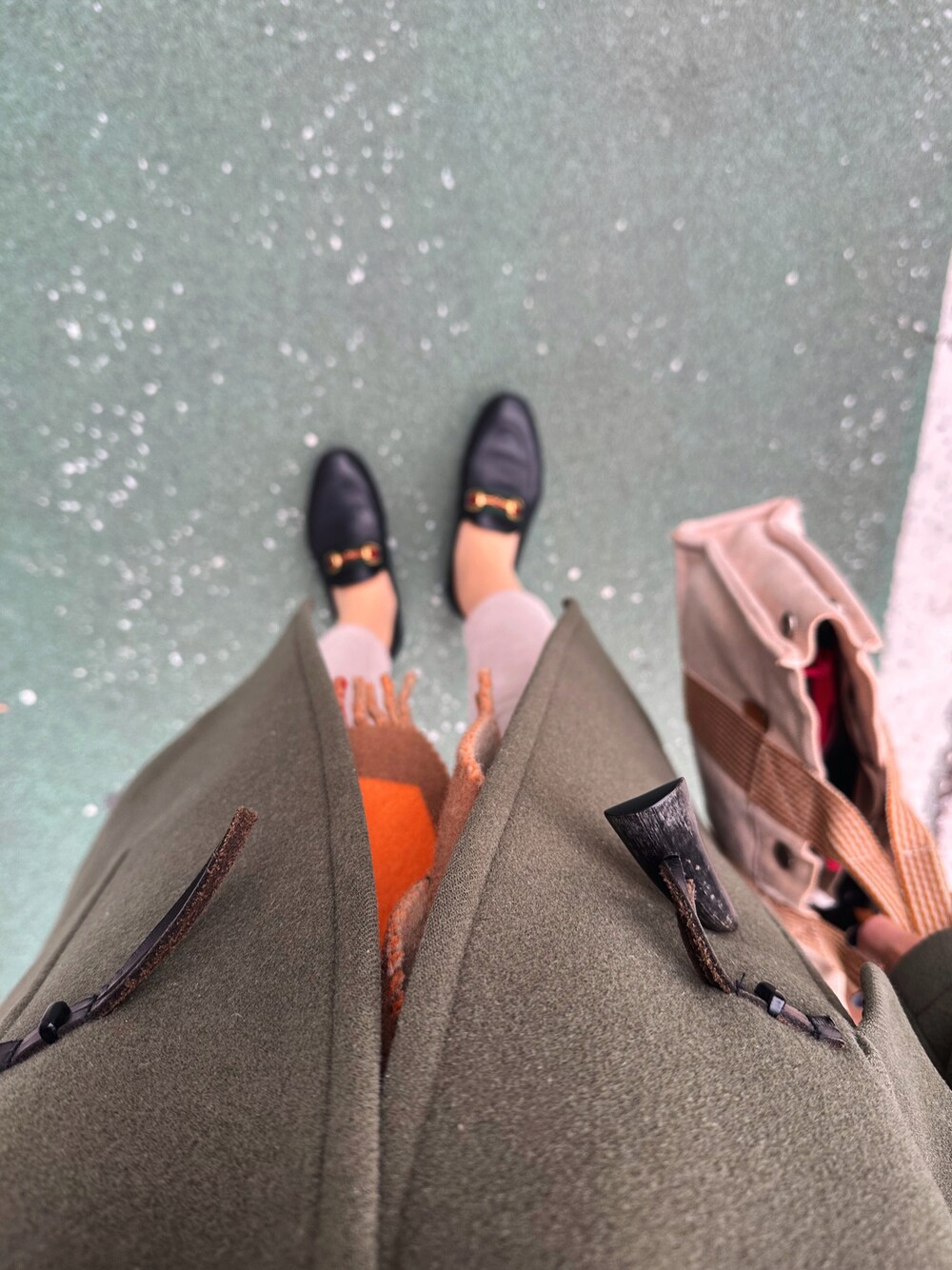 「シンプルコーデ、大人カジュアル、休日スタイル」｜「GUCCIのアイテム（ローファー、ブラック系）」を使った、kihoさん（レディース・152cm）の冬コーディネートの1枚目の写真