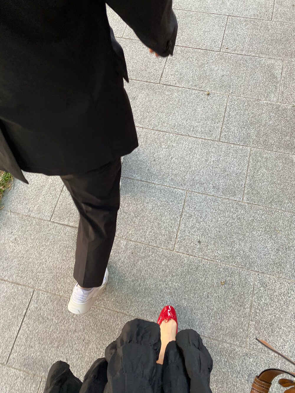 「シンプル、大人カジュアル、黒、黒コーデ」｜「PUMAのアイテム（スニーカー、ホワイト系）」を使った、kihoさん（レディース・152cm）の秋コーディネートの1枚目の写真
